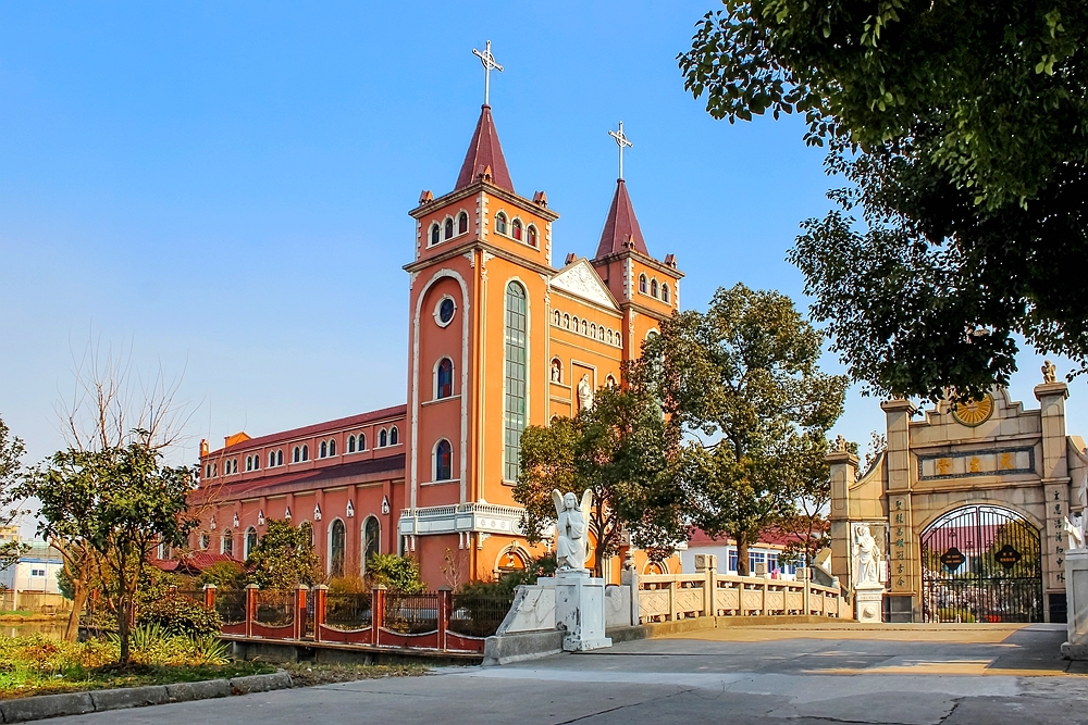 陆家天主教堂位于昆山陆家镇教堂路8号