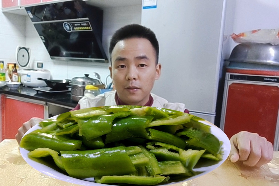 教你一道青椒特色做法，辣香味十足，好吃不油腻，比大鱼大肉还香