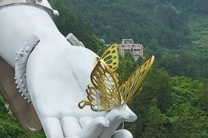 最美苗族女神仰阿莎，高88米，她有一个美丽的传说！