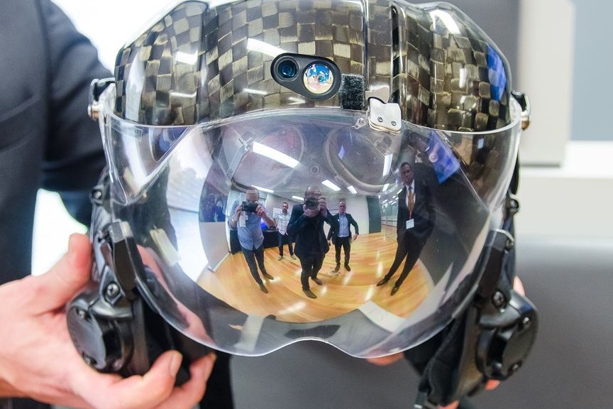 F35驾驶员头盔集高科技于一身，平均售价40万美元，贵有贵的理由