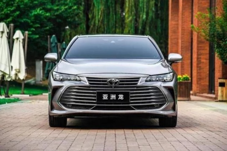 中级车最佳之选？丰田亚洲龙省油好看尺寸大，底盘调教堪比德系车