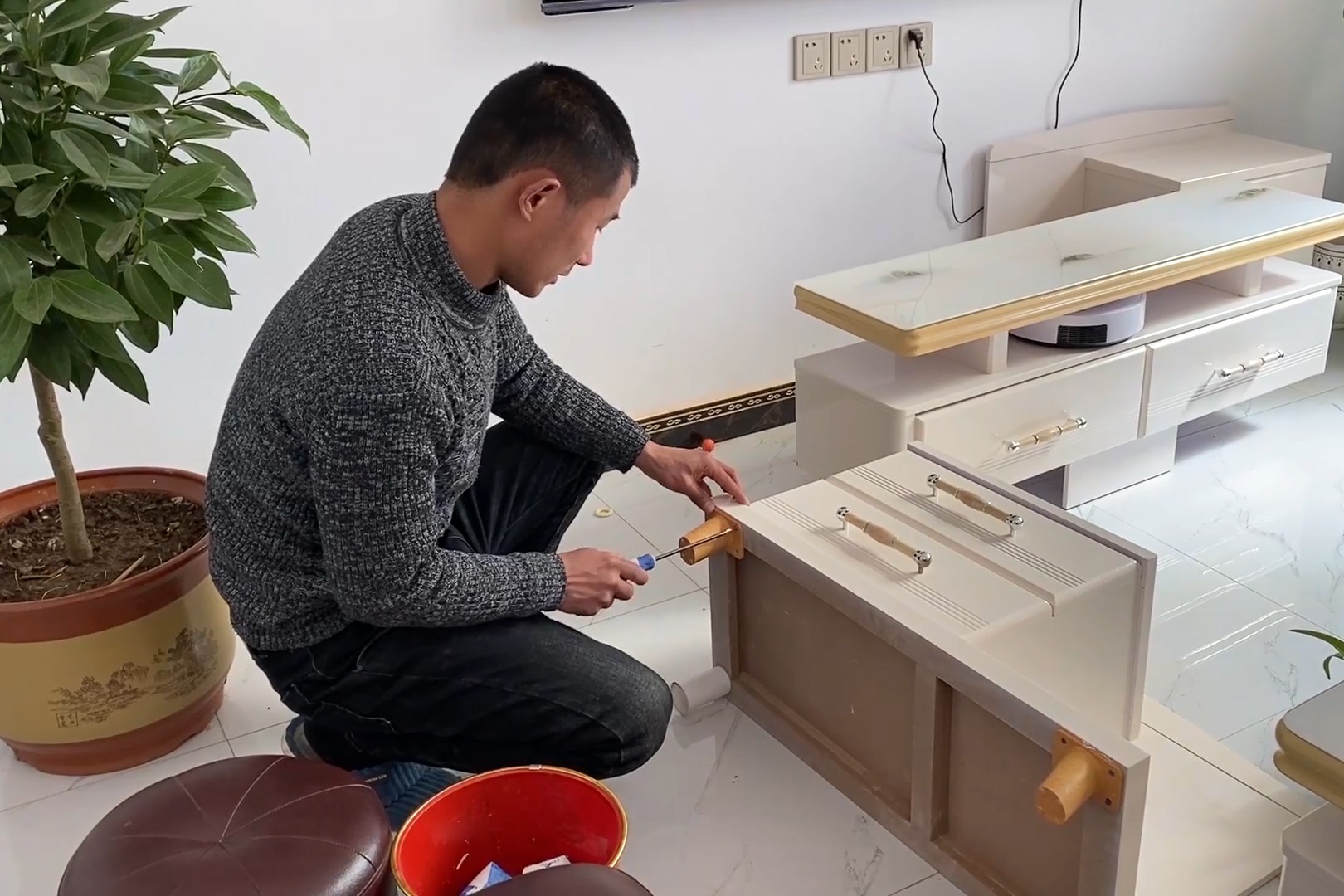 媳妇发现电视柜支腿不对称喊老公把它调换一下这样看着才顺眼