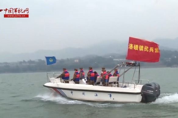 重庆：为停泊隔离船只配送生活物资 民兵水上救援分队在行动