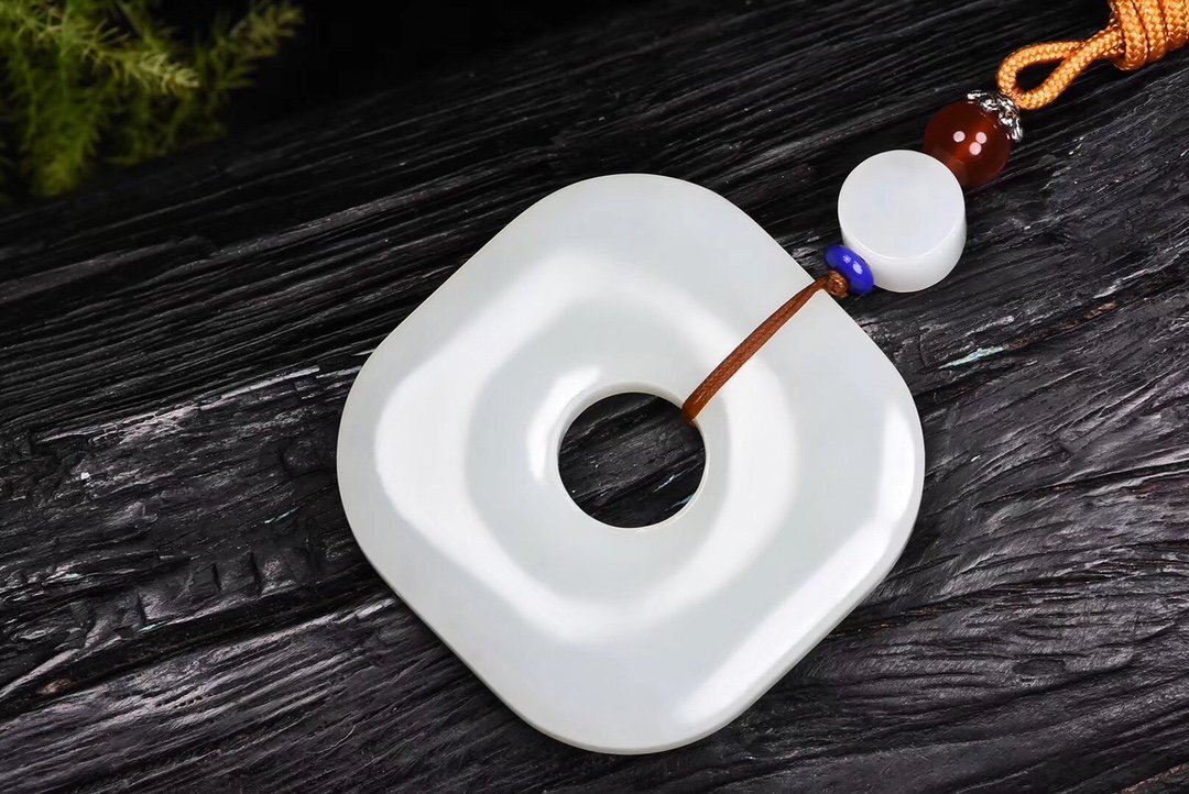 青海玉是什么?其颜色特征是什么?(青海玉是不是不值钱)