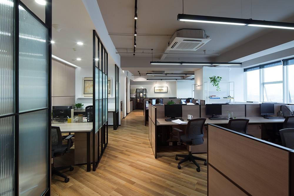 实木地板在办公室装修设计中都具备哪些优劣势?