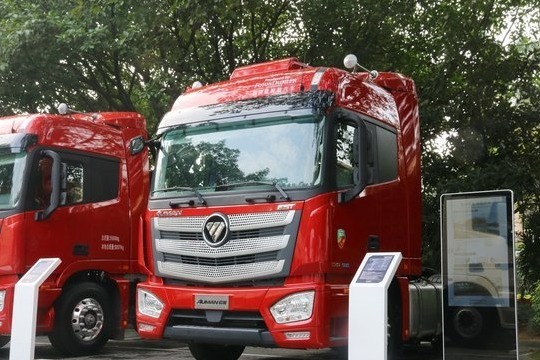 欧曼EST超级卡车，560马力+1300升油箱，配奔驰发动机安全可靠