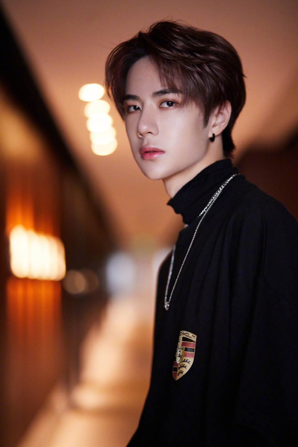 二十岁刚出头坐拥3000万粉丝王一博未来可期