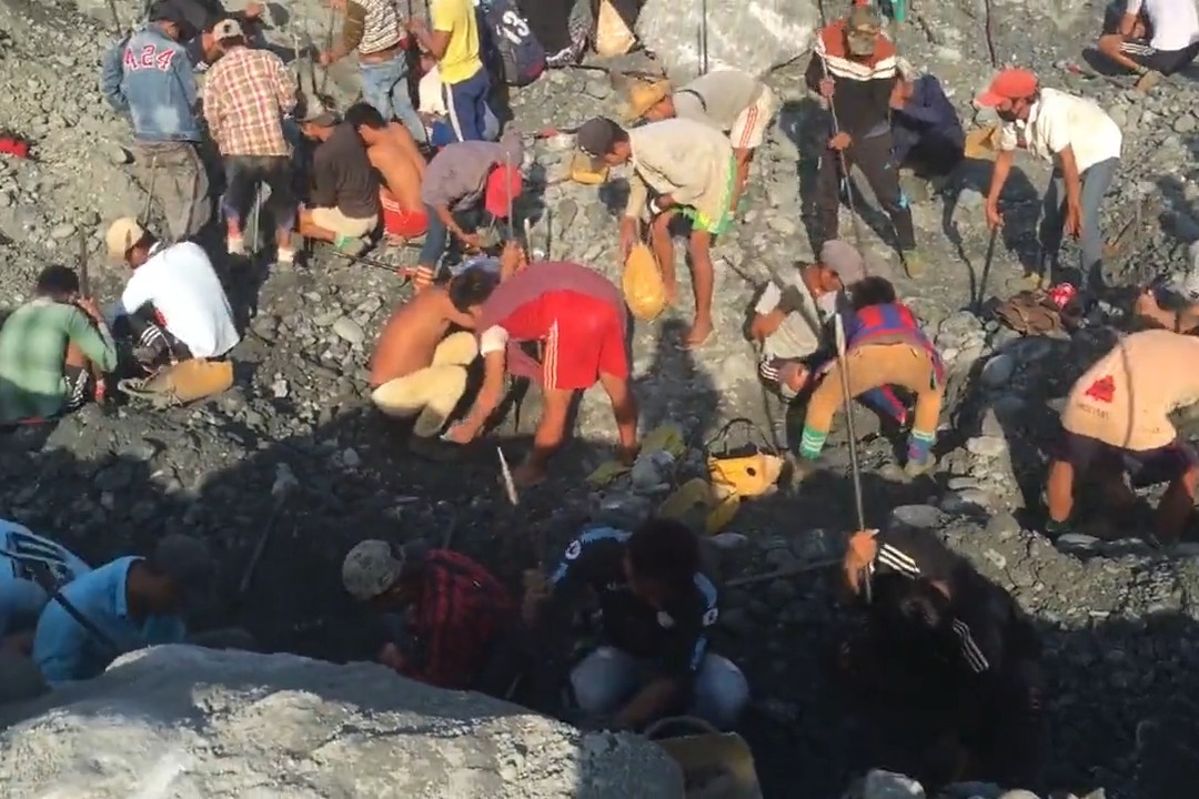 缅甸华人日常：现场实拍翡翠矿区，成千上万的挖玉人！