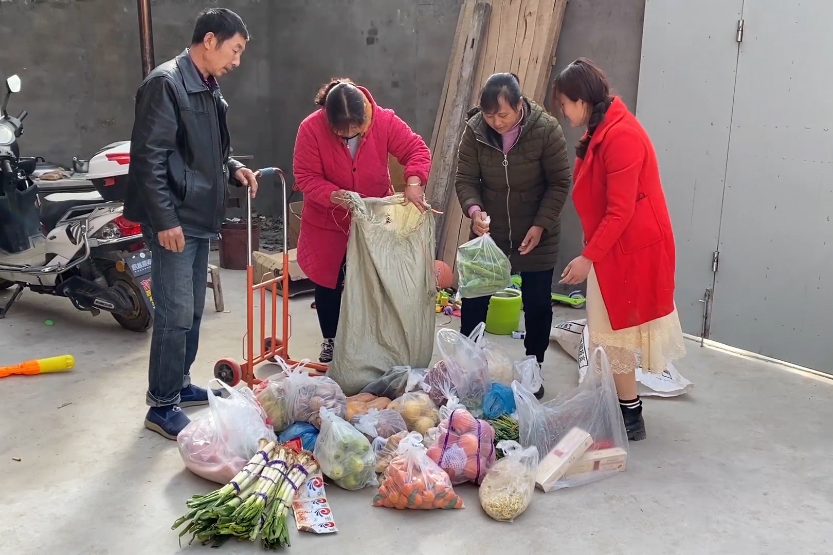 媳妇去超市买菜1300元买回家2麻袋回家拆开东西摆一大堆