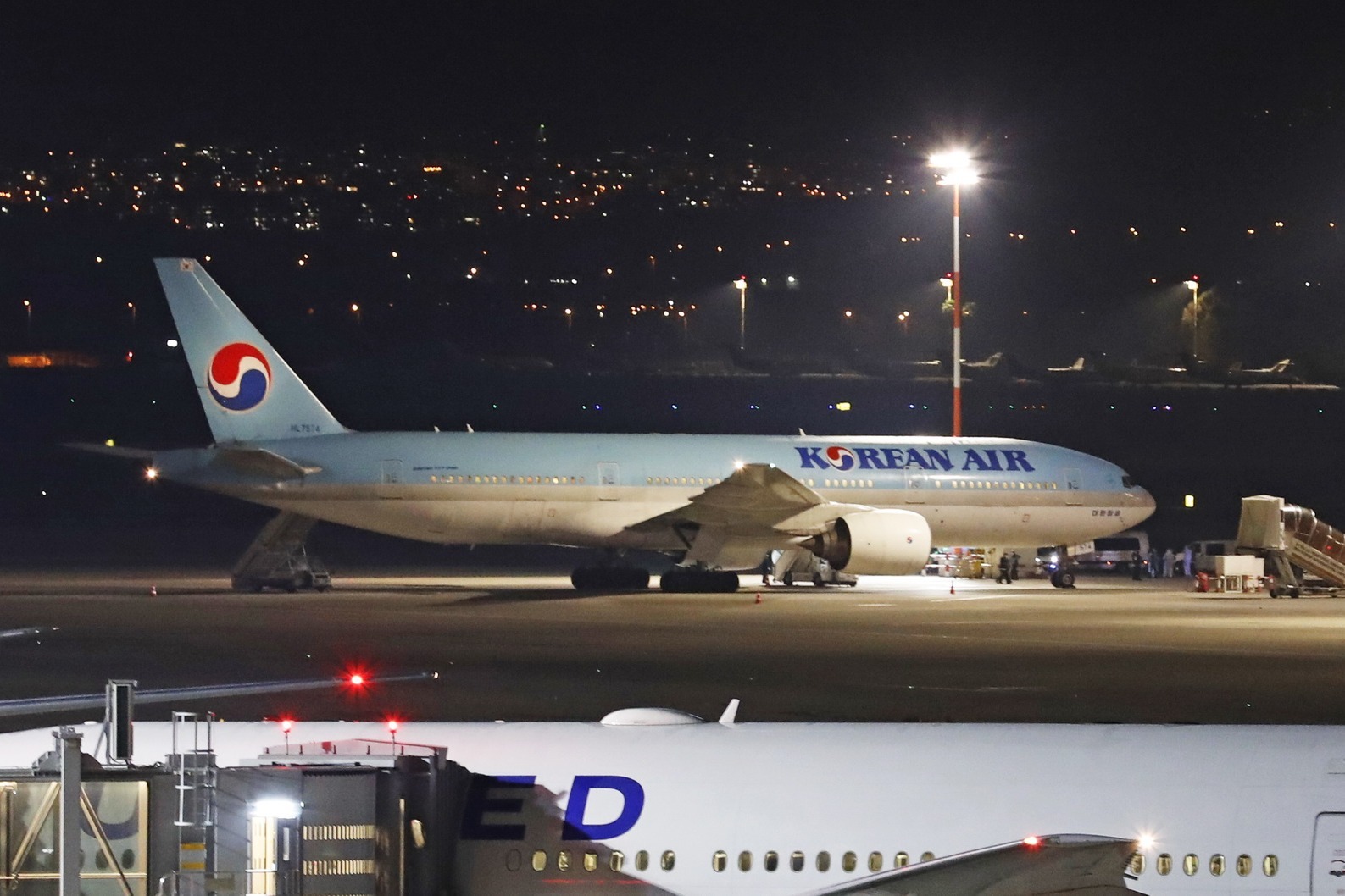 大韩航空航班降落以色列机场，近200名韩国等国乘客被拒绝入境