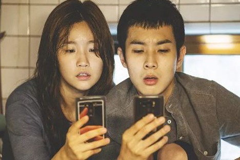 自家密室藏人四年浑然不知，最终家破人亡，三分钟看完《寄生虫》