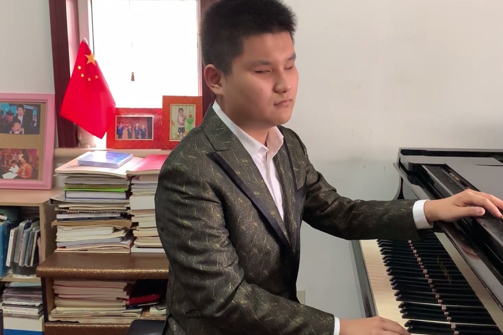 暖心!盲人钢琴少年刘浩弹奏《爱之梦》,为武汉加油鼓气!