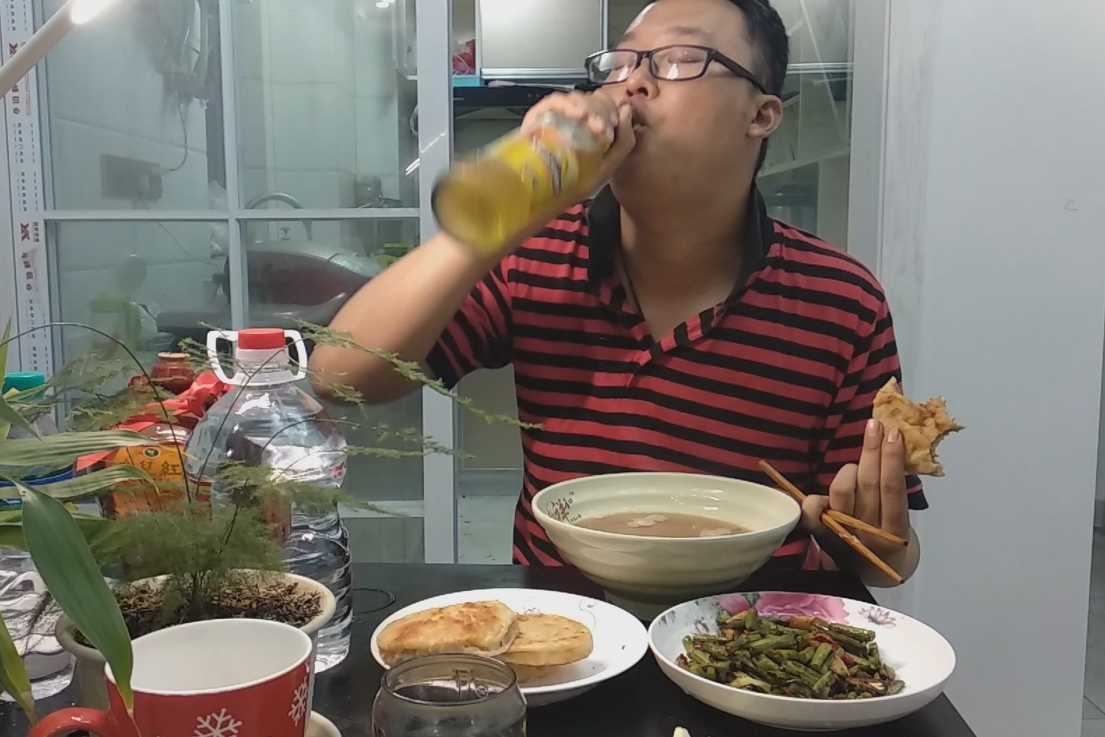 一盤清炒豆角3個肉餅配大蒜再喝瓶冰啤酒真過癮