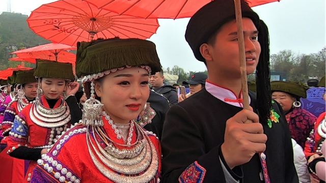 在贵州，每年二月二为了祝愿新娘早生贵子，都会举办浓重的走亲节
