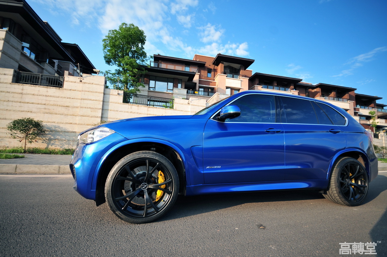 今天给大家介绍的是宝马x5改色埃斯托蓝