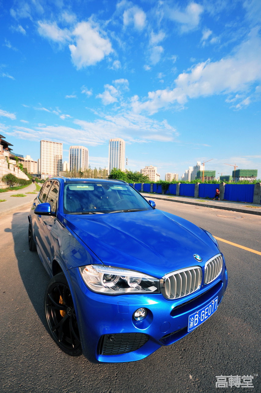 今天给大家介绍的是宝马x5改色埃斯托蓝