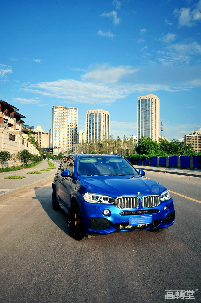 今天给大家介绍的是宝马x5改色埃斯托蓝