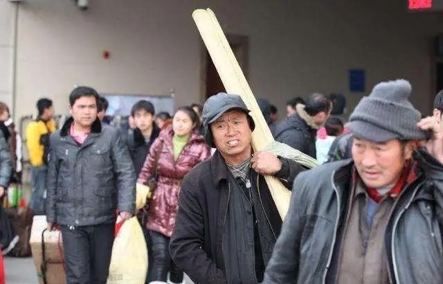 农民起早贪黑非常辛苦,为什么还是富不起来,老农说出了问题所在__凤凰