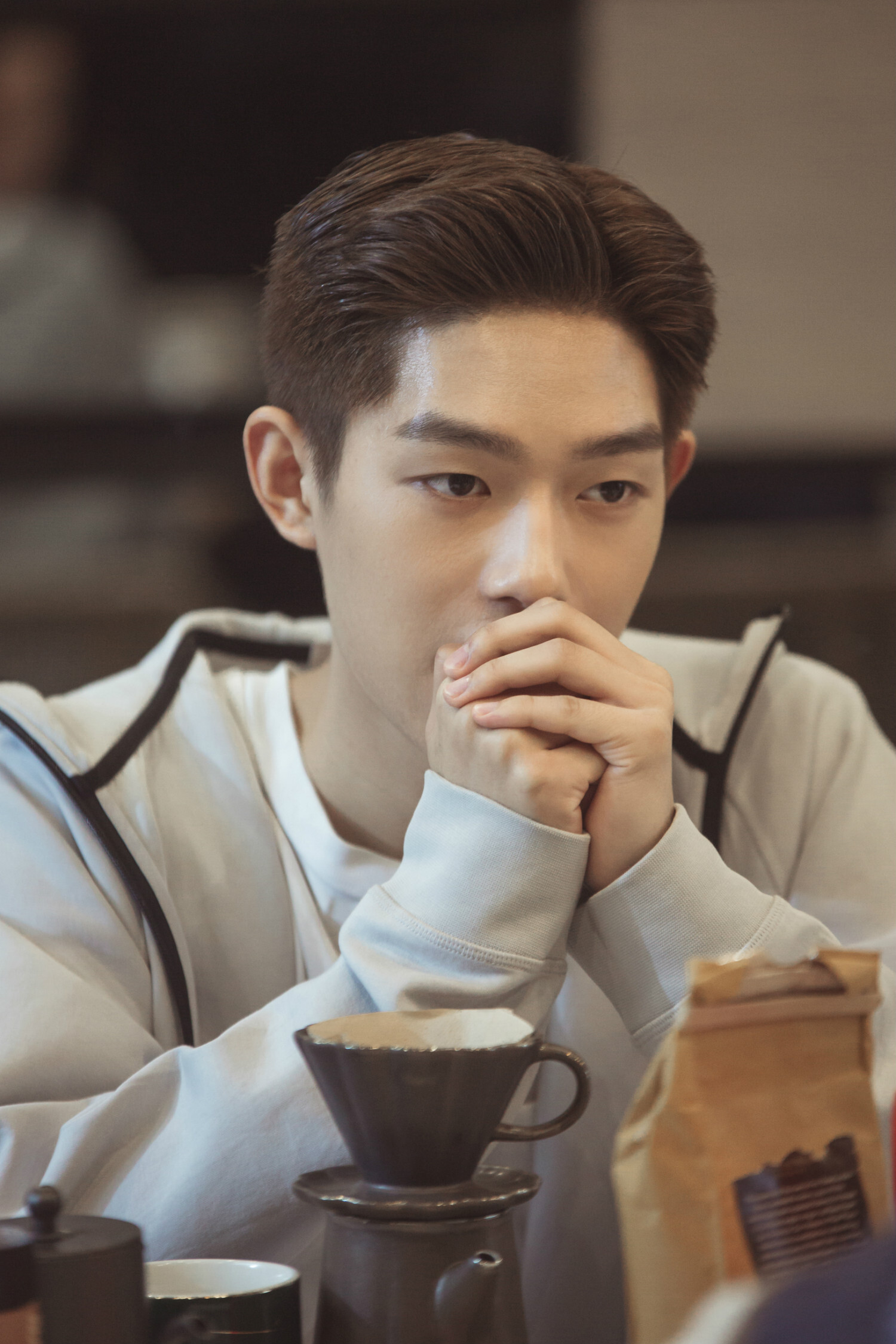 王锵《朋友请听好》一本正经的搞笑 获封综艺黑洞称号