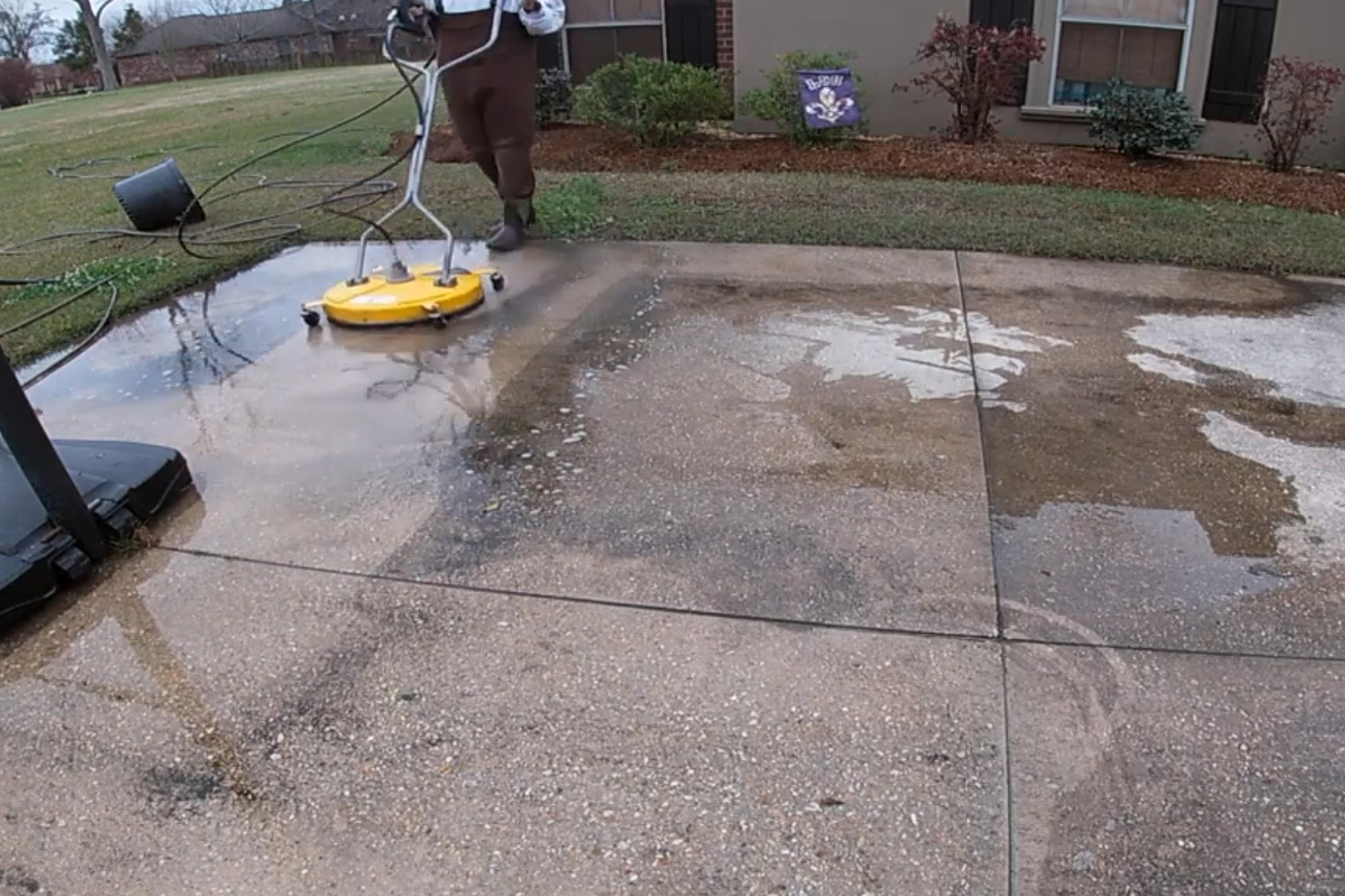 清洗室外水泥地的好方法,只需要两个机器,一冲一刷旧貌换新颜