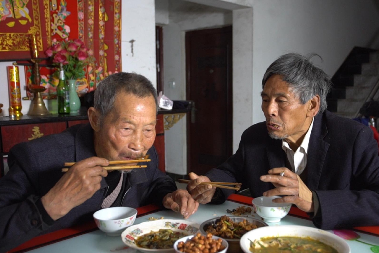 农村87岁老人独自在家寂寞，邀外甥喝酒作伴，看87岁爷爷做啥吃的