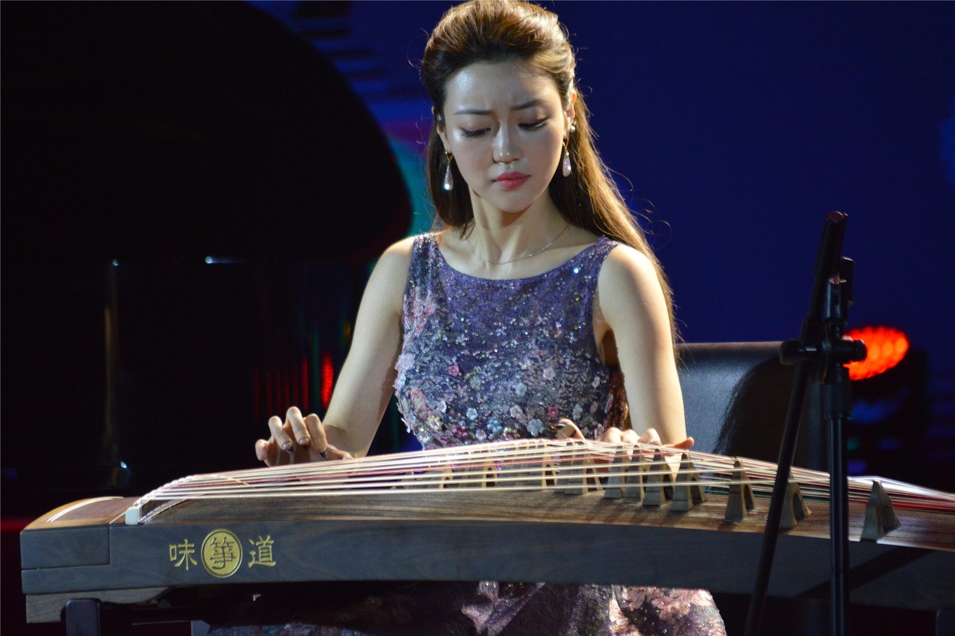 青年古筝演奏家崔晓彤一首《点轨迹》,将钢琴与古筝完美融合