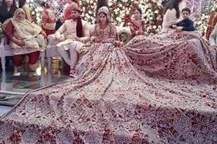巴基斯坦土豪的世界你不懂！奢华婚纱重100公斤 引发网友热议