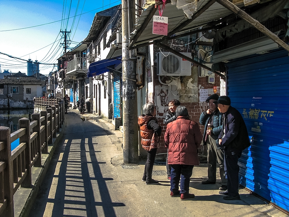 现代盛泽丝绸业的发达已彻底改变了昔日古镇的面貌,古镇许多老房子已