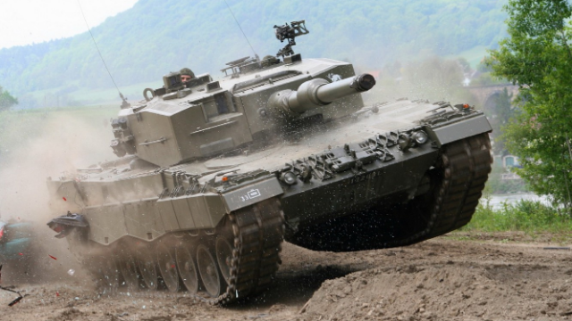 世界坦克排行榜第一的豹2实力如何？中国99：我就笑笑不说话