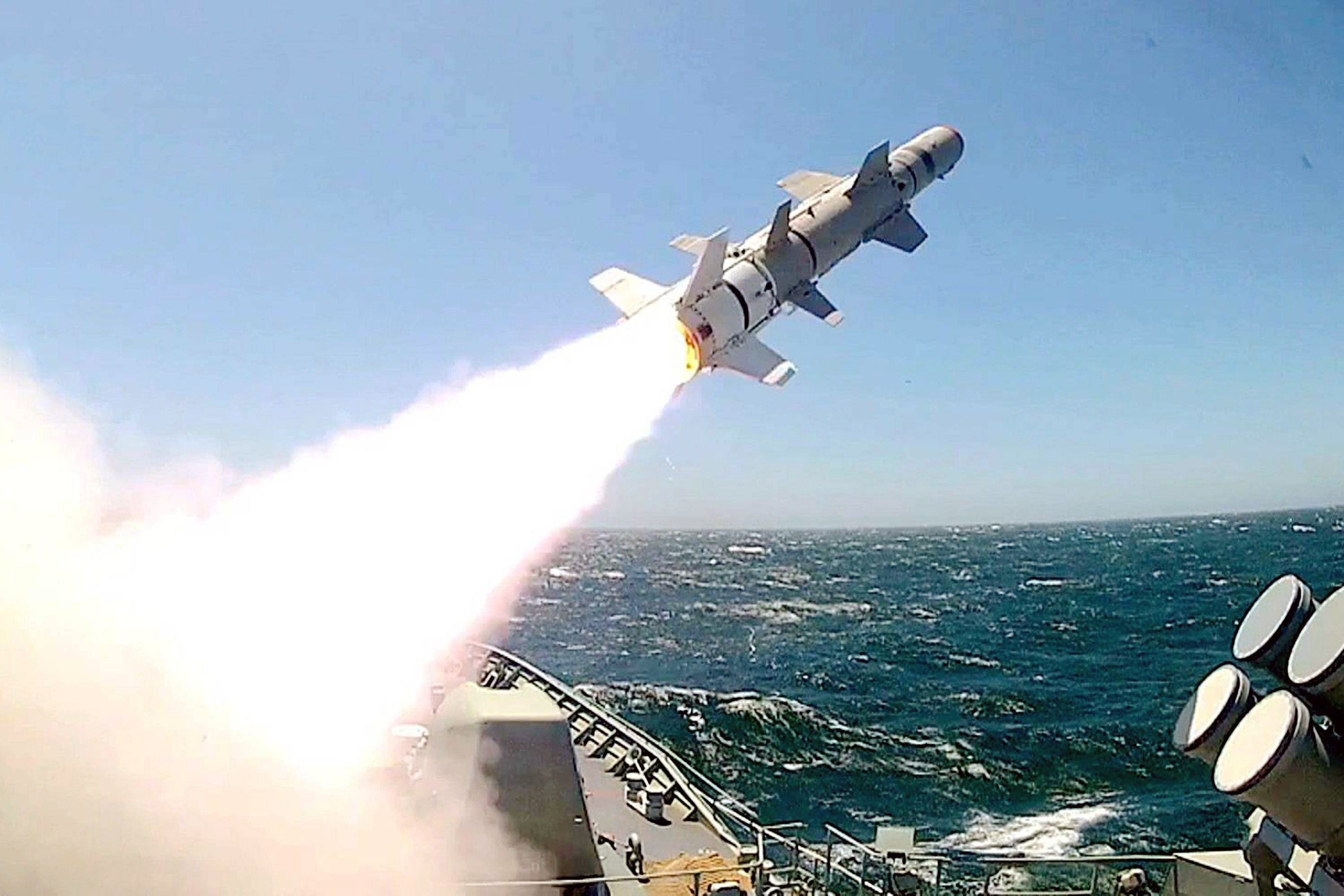俄罗斯海军试射一枚适应性能极强的新型导弹