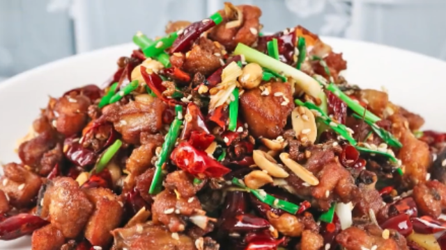 辣子鸡的正确做法，从选材到腌制的小技巧.