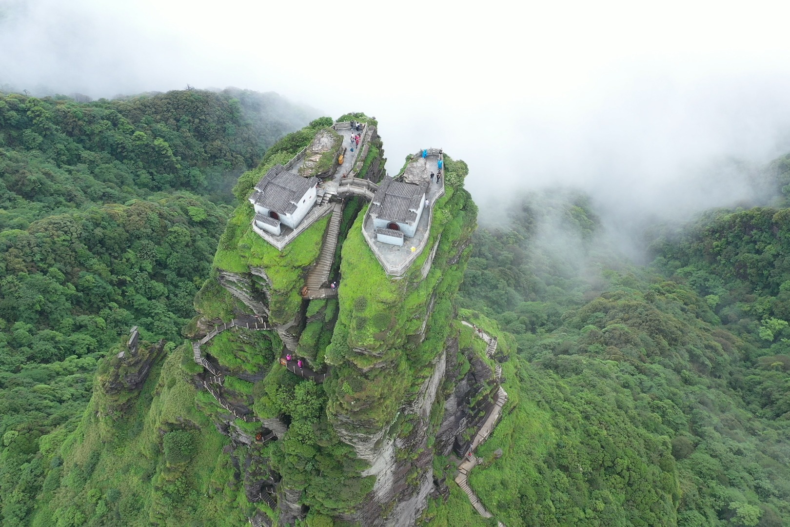 贵州两户人家，将房子盖在悬崖边上，原来房后是另一番风景_凤凰网视频_凤凰网