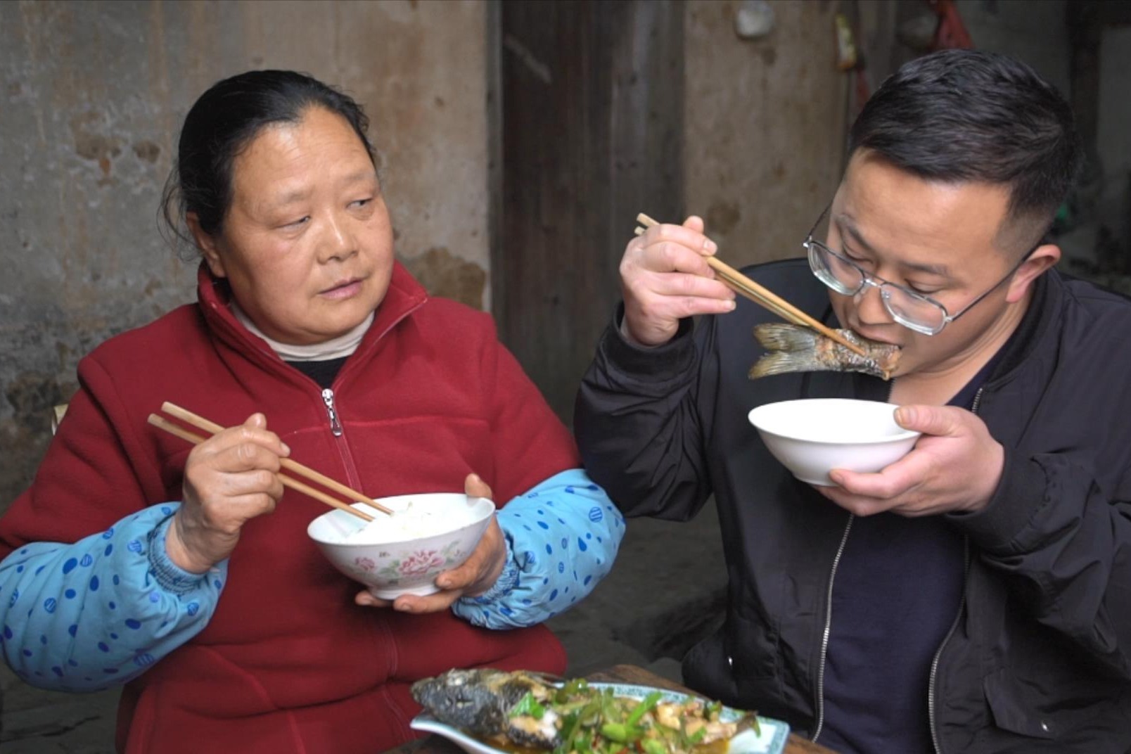 远嫁贵州的女儿在娘家，女婿做梦都想吃鱼，看丈母娘让女婿吃的啥