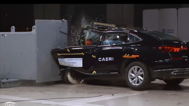 帕萨特碰撞测试垫底，假人被挤成橡皮糖，大众利益熏心有多可怕？