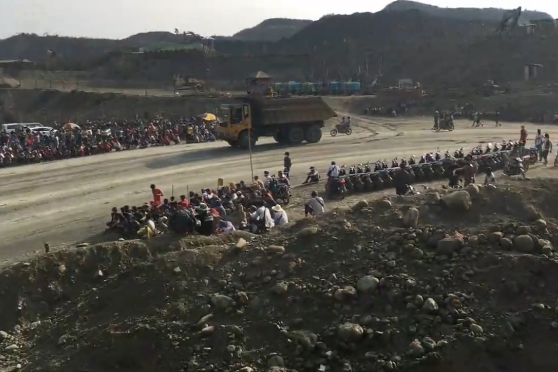 缅甸矿区外围实拍：跟随矿民进入莫莫亮翡翠矿场，等待开放时段！