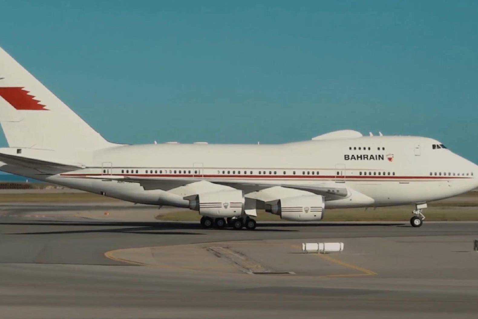 33年机龄老飞机巴林皇家航空波音747sp降落尼斯机场