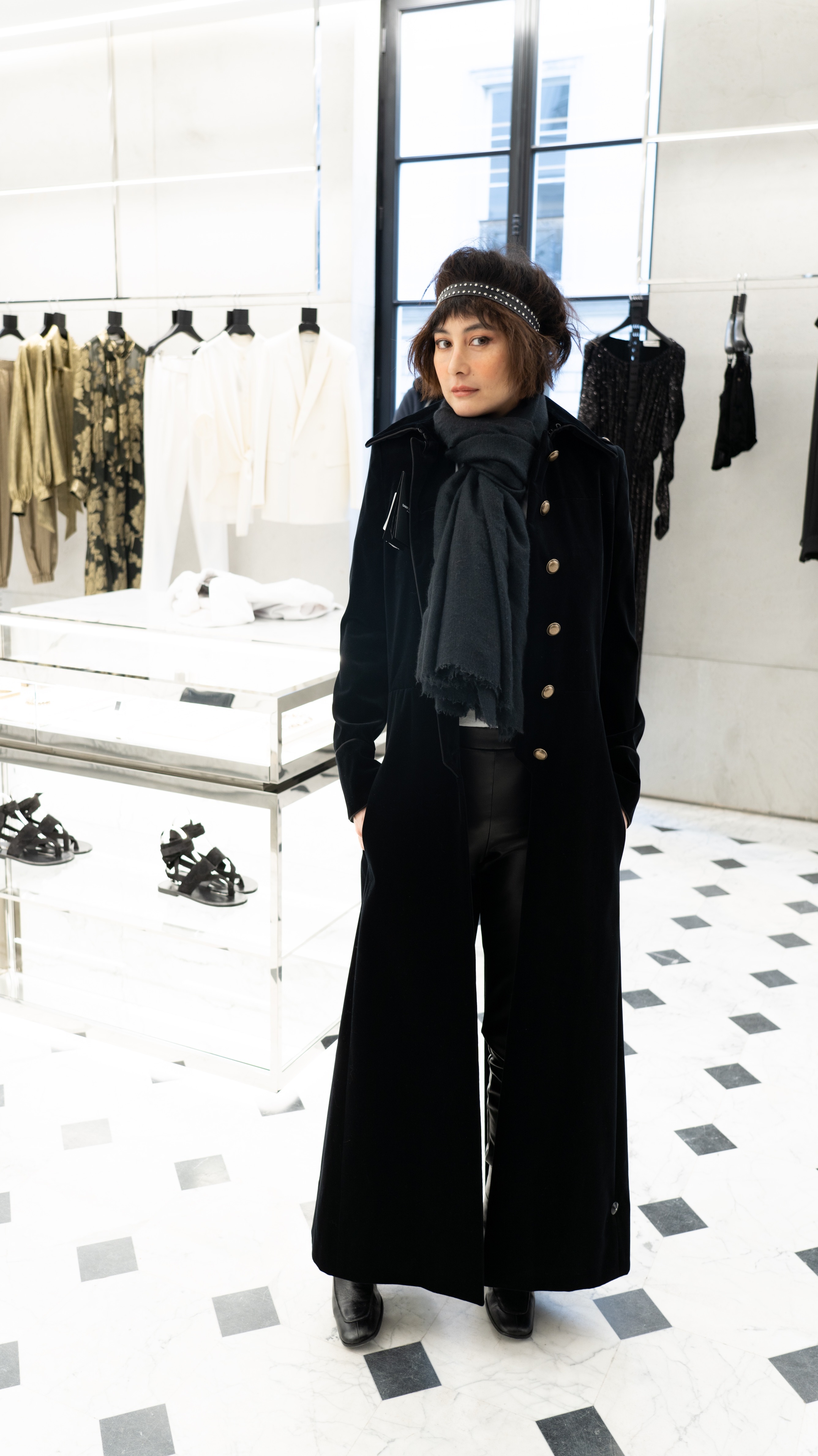 何超仪巴黎街拍又美又飒 霸气演绎换装秀