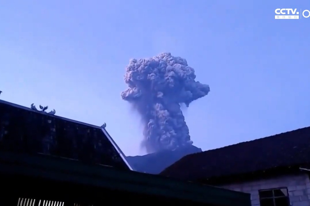 印尼莫拉比火山喷发 浓烟中不时有闪电隐没 火山灰高达6千米
