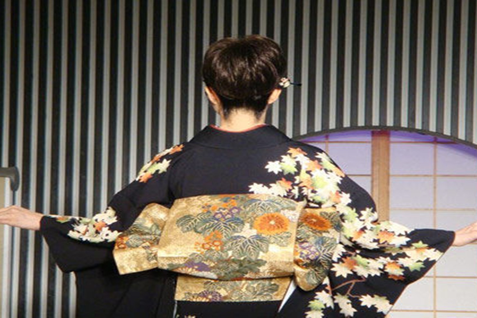 日本女人和服背后的小包包,是干什么用的?除了装饰还有其他作用