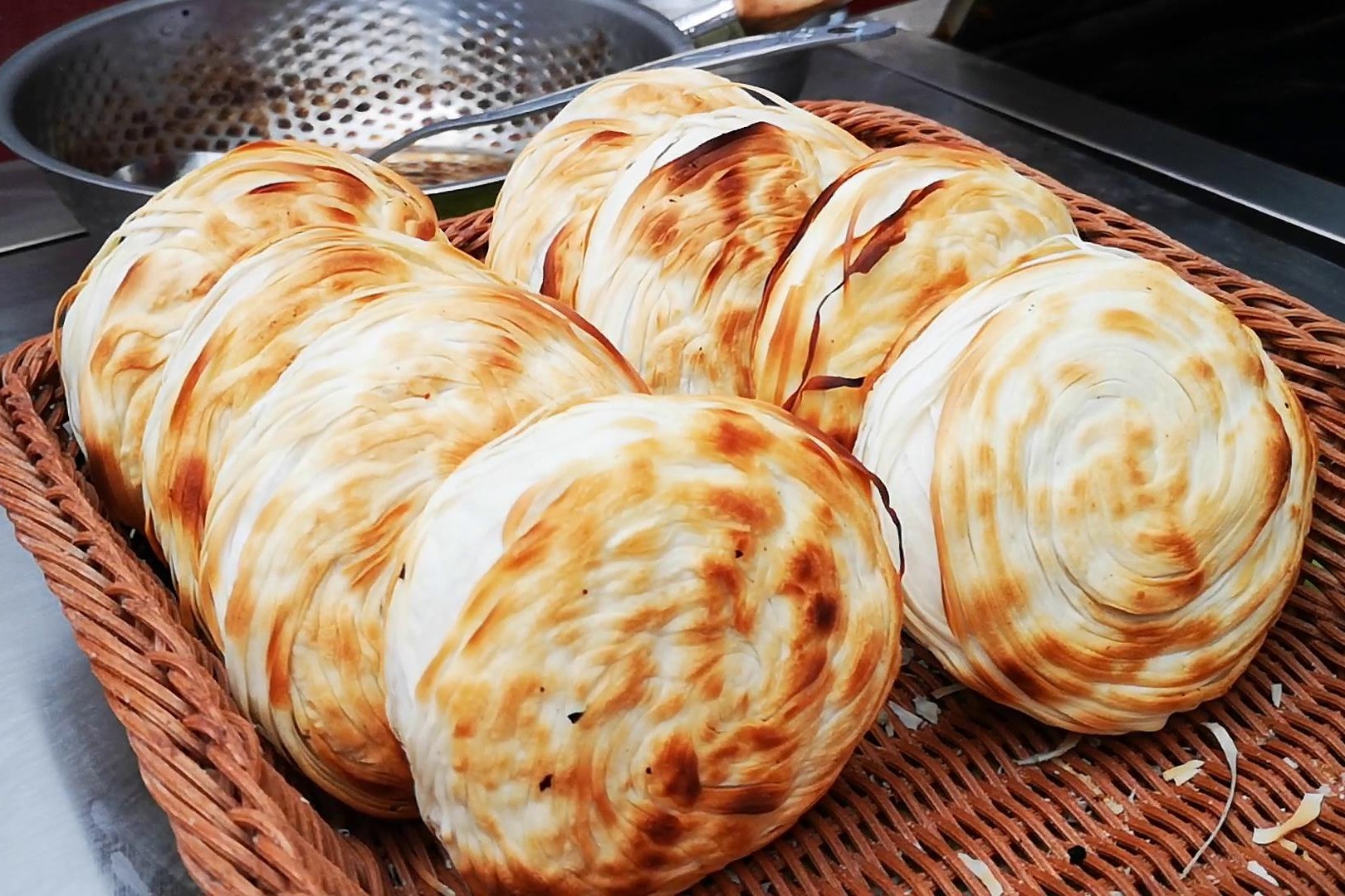 老潼关肉夹馍焦黄酥脆,烤饼掌握好3个小技巧,做法简单膨胀度好