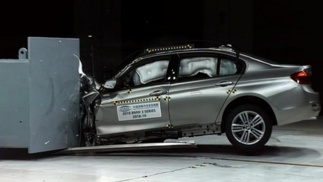 国产宝马3系安全性能十足，但只有一项差评，令人大失所望！