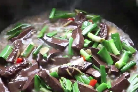 烧猪血：很多人第一步就错了，小窍门又香又滑又嫩