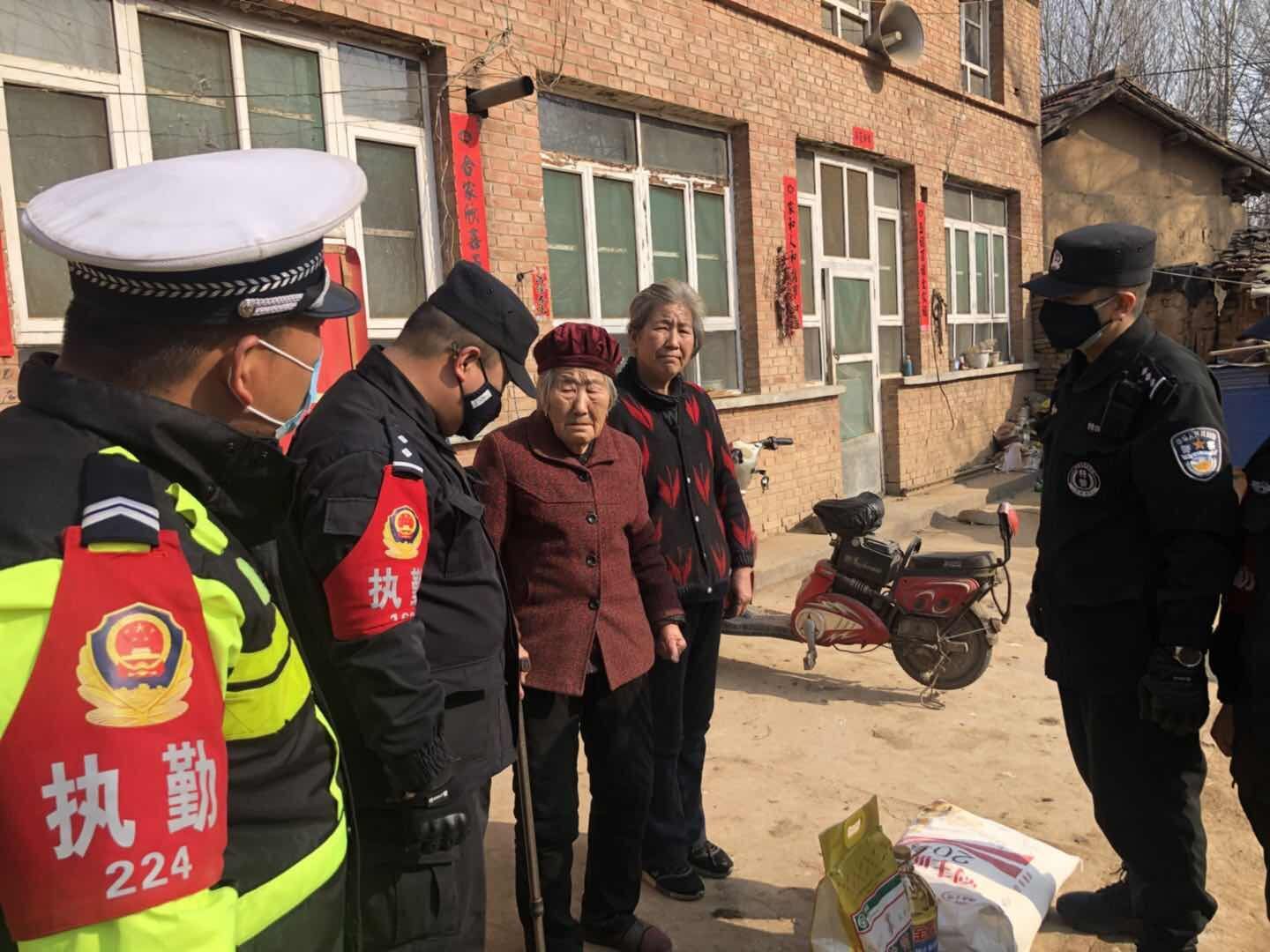 沁县交警牢记雷锋精神践行奉乐助人