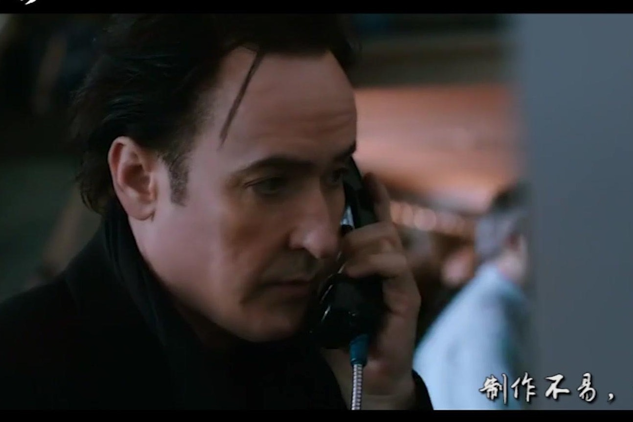 未来人类被手机控制，手机病毒能把人类变丧尸，打电话变成了奢望