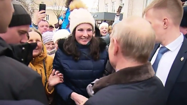 实拍：普京视察时遇女子当众求婚 被民众簇拥展超高“人气”