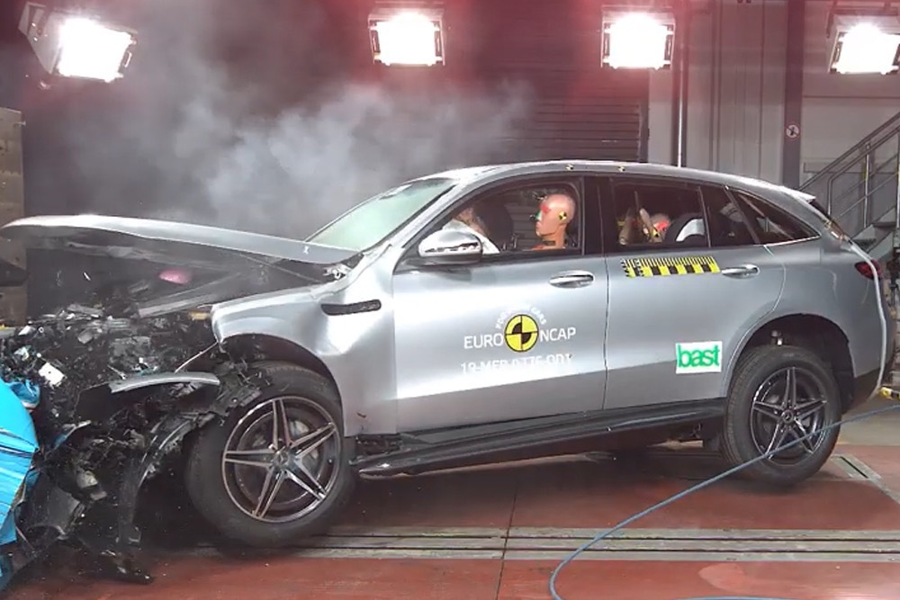 奔驰开始造电动车，先来碰撞测试看看安全性如何？