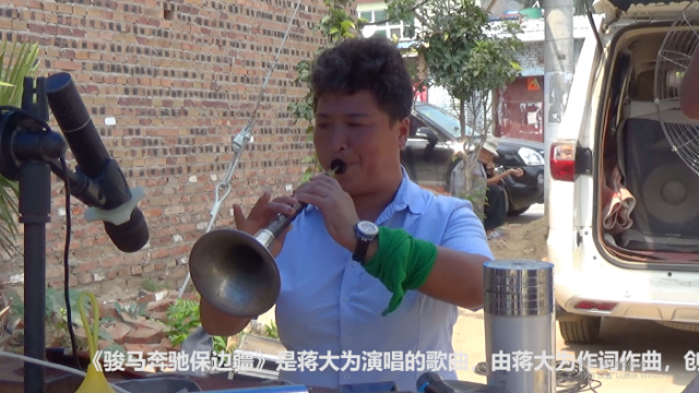 唢呐大姐演奏歌曲《骏马奔驰保边疆》，嘶鸣声都能吹出来，太牛了