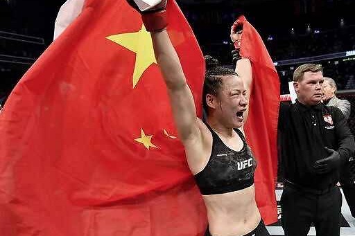 中国力量亚洲骄傲！张伟丽卫冕UFC草<em>量级</em>冠军，女性撑起华夏<em>体育</em>
