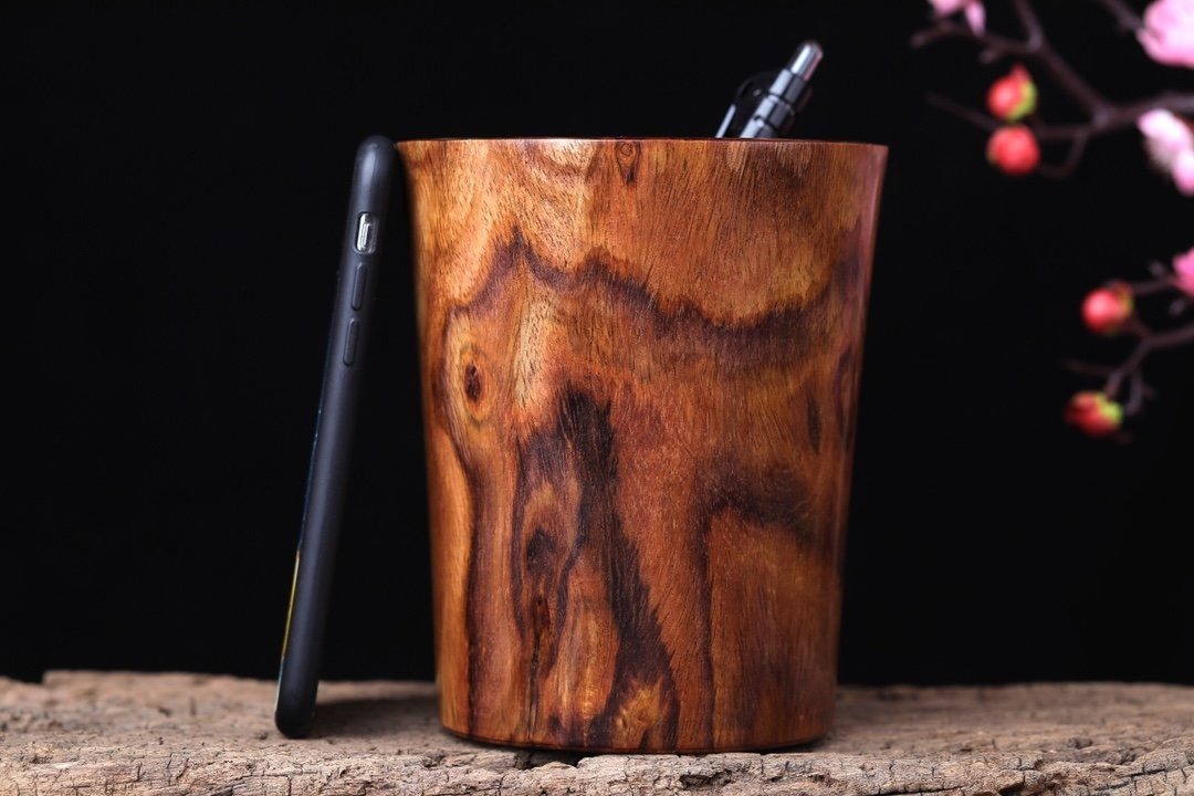 中国笔筒的独特韵味，匠心独运的中国风，海南黄花梨明式风格笔筒