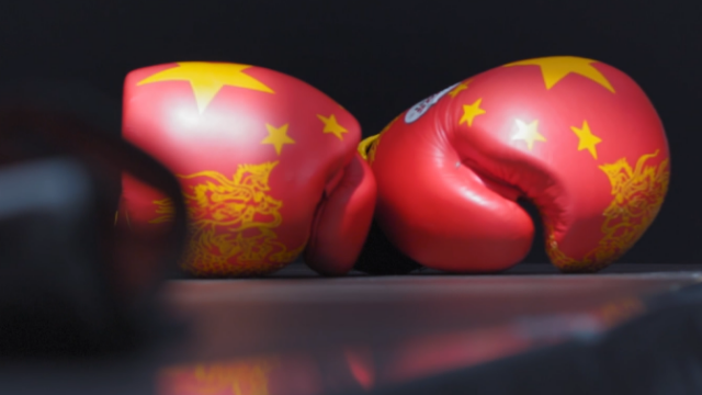 亚洲首位UFC冠军张伟丽再创历史，苦战5轮卫冕夺冠